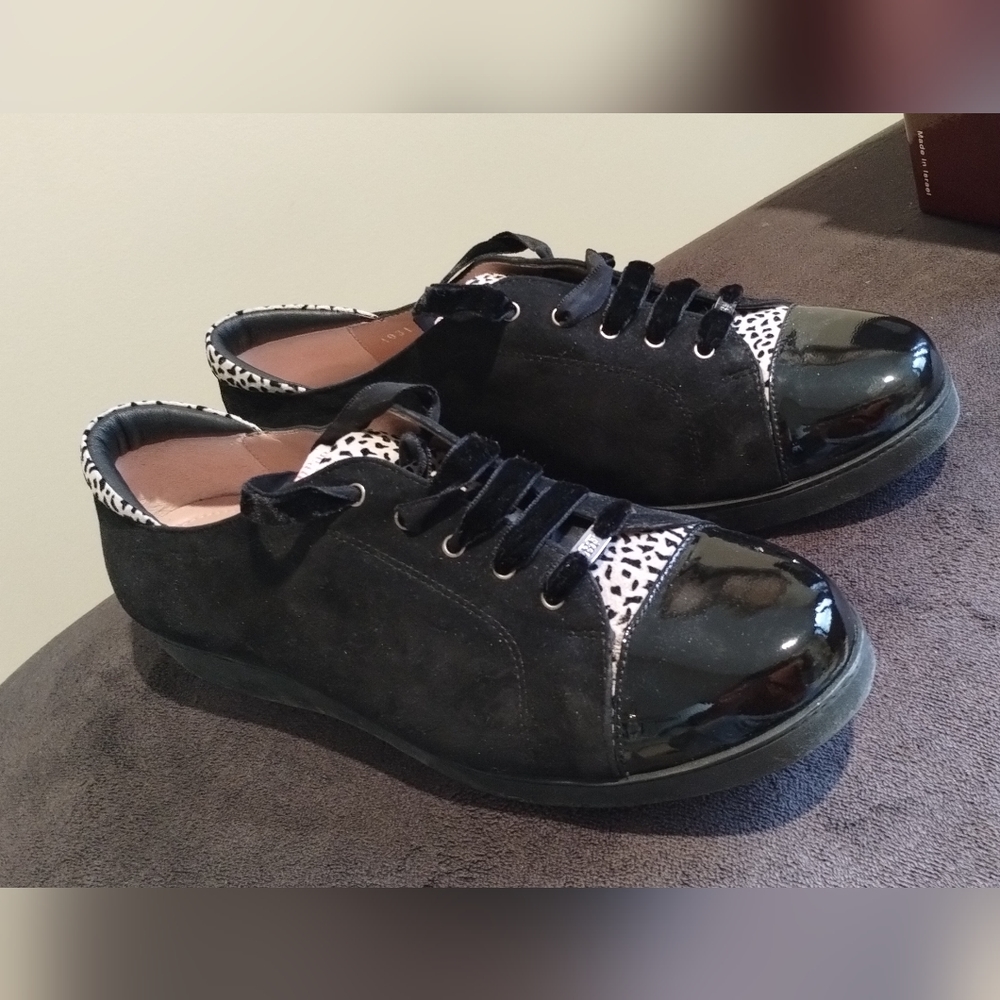 NWT BeautiFeel Ivory/Black Velvet Suede lux trainer shoes, Italian leather.